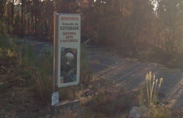 Vello cartaz dando a benvida ao concello de Cotobade