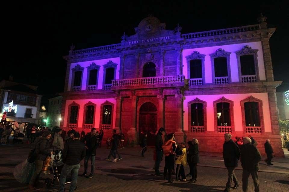 Iluminación roja y azul en la Plaza de España por las enfermedades raras
