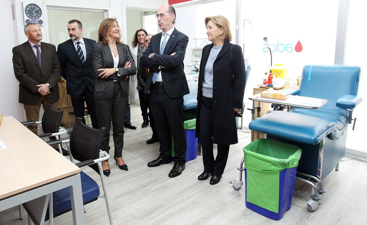 Jesús Vázquez visita o novo local da Axencia de Doazón de Órganos e Sangue (ADOS) nun lateral da praza del Hospital