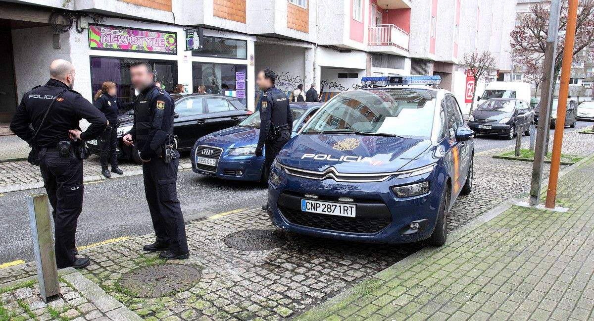 Agentes de la Policía Nacional que tomaron el relevo a los policías municipales en San Antoniño con motivo de las detenciones