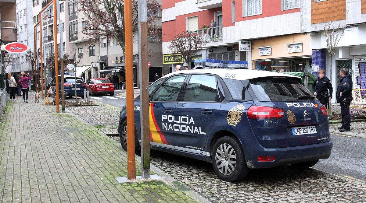 Agentes de la Policía Nacional en la calle San Antoniño
