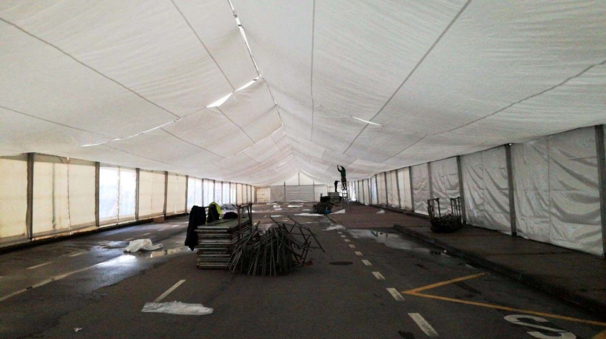 Tarefas de montaxe da carpa para a Festa do Lacón de Cuntis