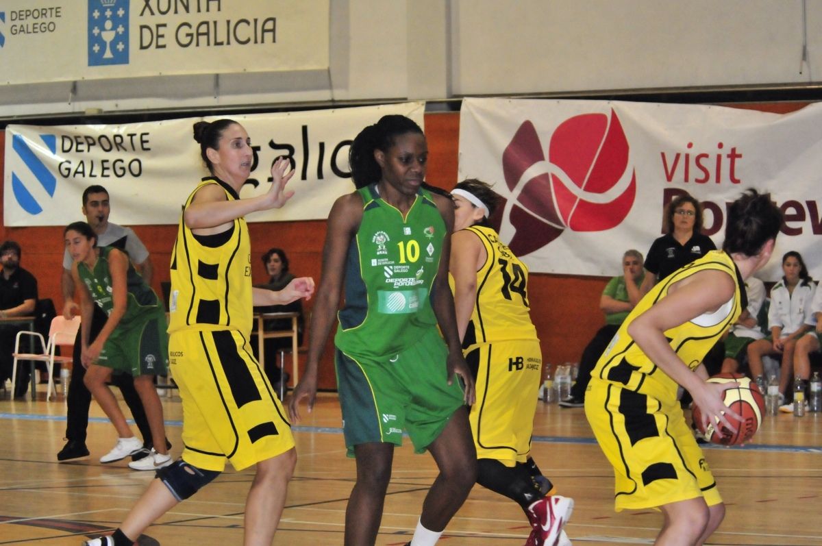 La jugadora jamaicana Tajay en el partido entre Arxil y Café Barco Badajoz