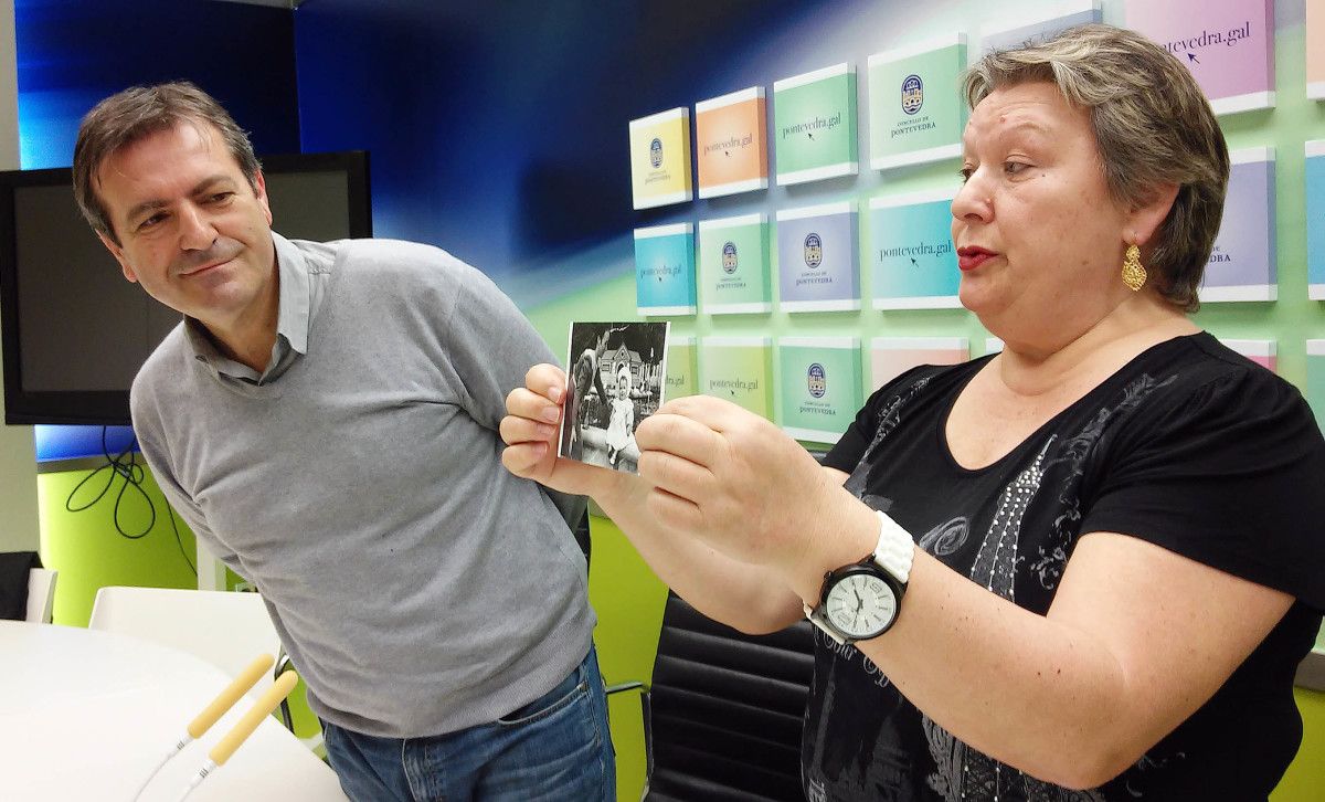 Meli Fandiño amosa unha foto súa de cativa no estanque das Palmeiras ante a presenza do concelleiro Luis Bará