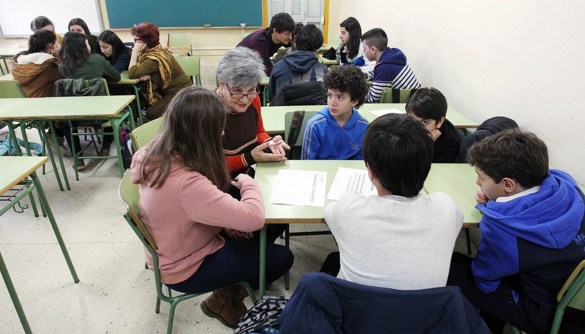 Actividad 'Fálame da emigración' en el instituto Xunqueira 1