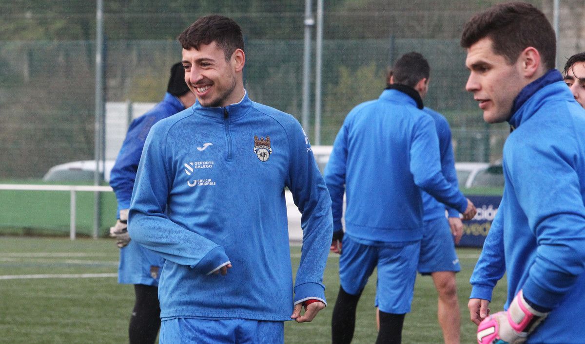 Kevin Presa durante un adestramento do Pontevedra en Príncipe Felipe