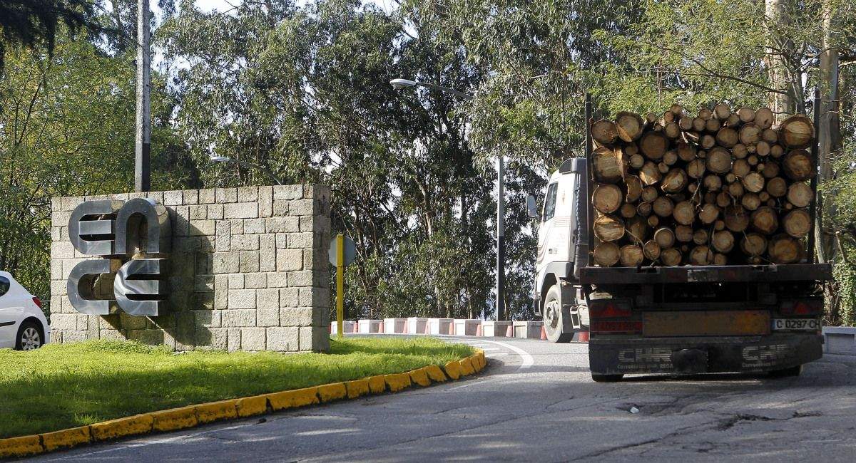 Un camión cargado de madera entrando en la fábrica de Ence en Lourizán