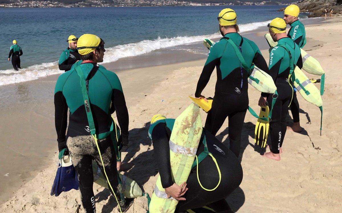 Pruebas de socorristas en la playa de Mogor