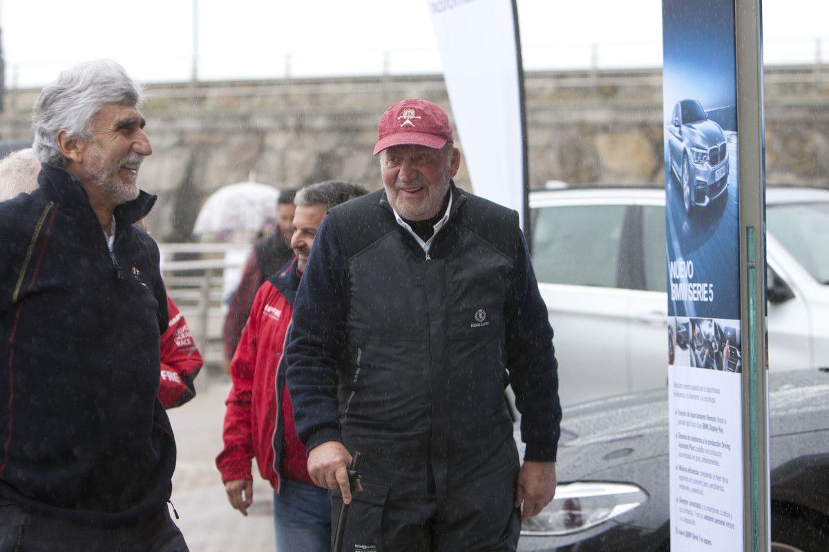 Juan Carlos I entrando este sábado nas instalacións do Real Club Náutico de Sanxenxo