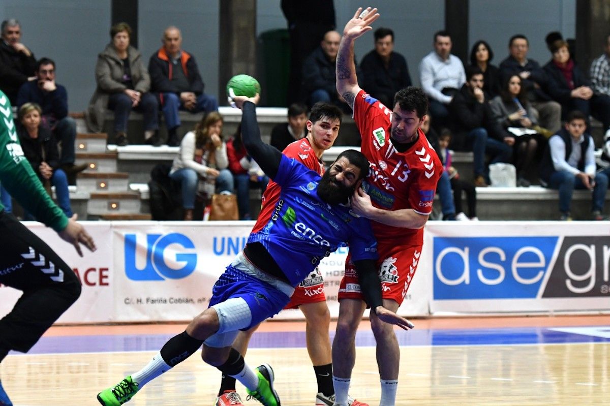 Johnny Medina durante el partido entre Teucro y Gijón Jovellanos en el Municipal
