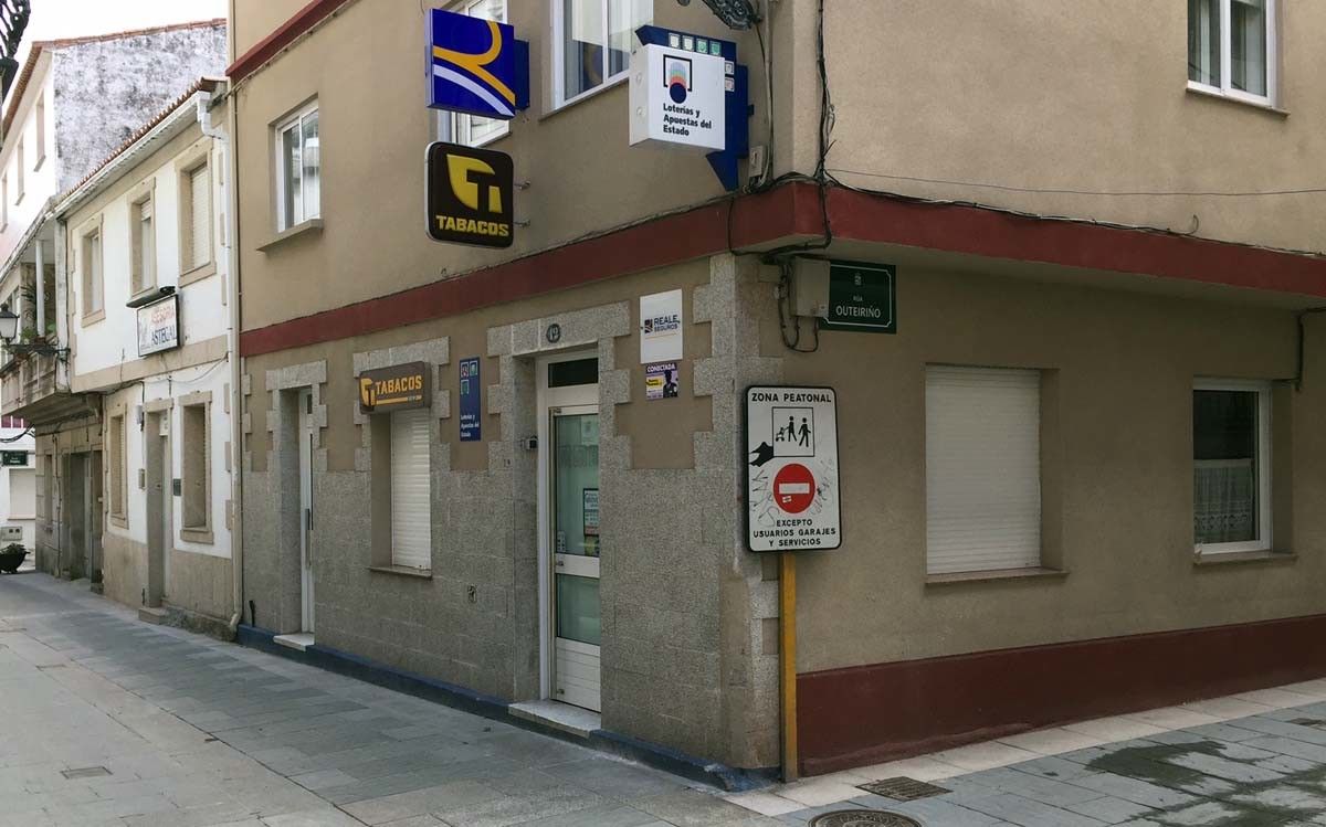 Estanco en la calle Peralto (O Grove), donde cayó un primer premio de la Bonoloto