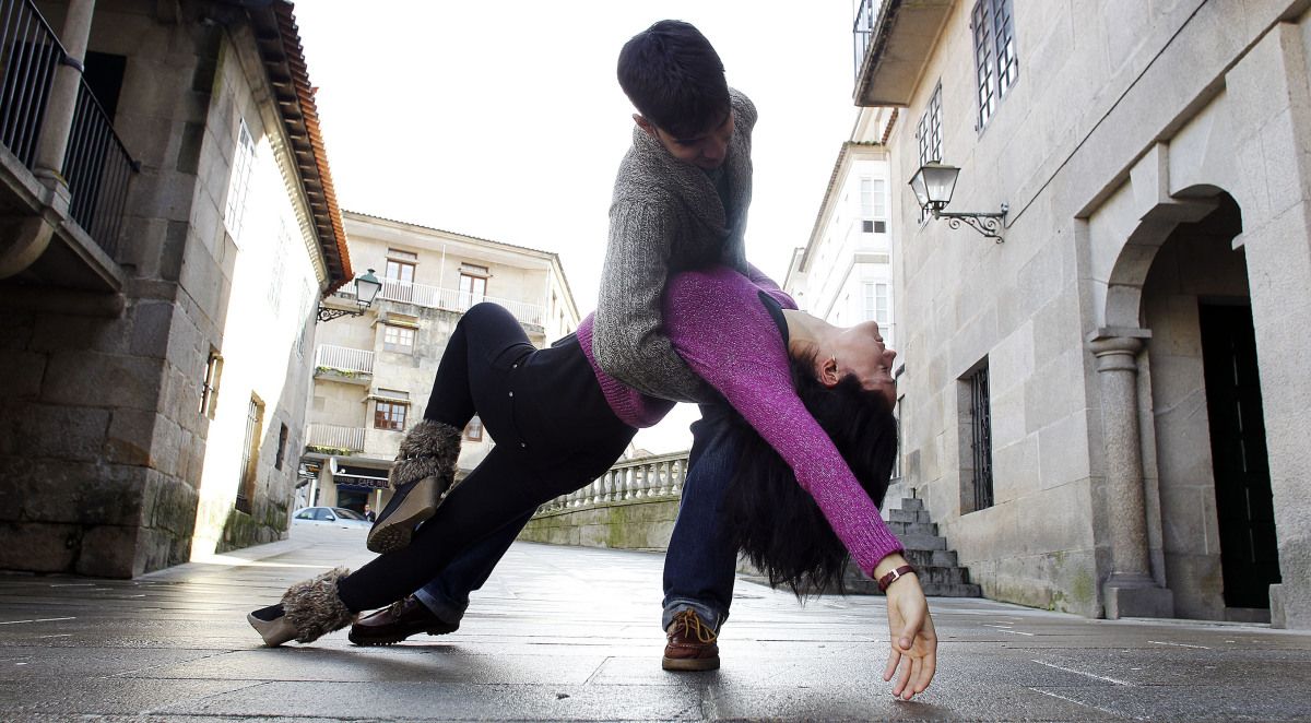 Patricia Martínez y Adrián Esperón en las calles de Pontevedra