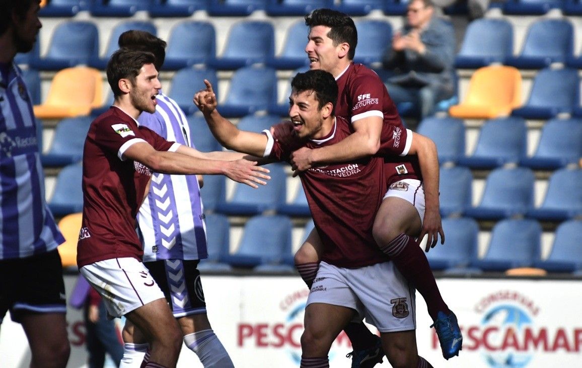 Kevin Presa es felicitado por sus compañeros tras marcar el primer gol del Pontevedra ante el Valladolid B
