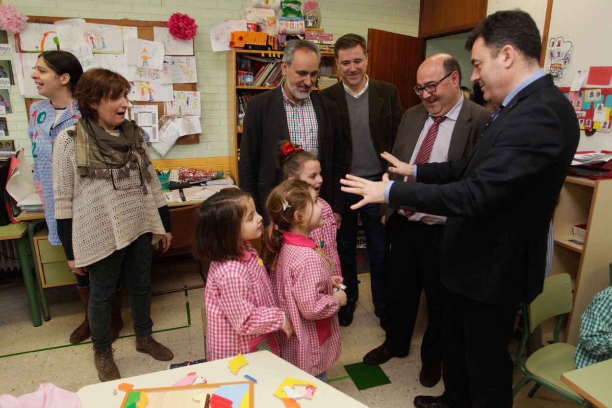 Román Rodríguez, conselleiro de Educación, en el colegio Vilaverde