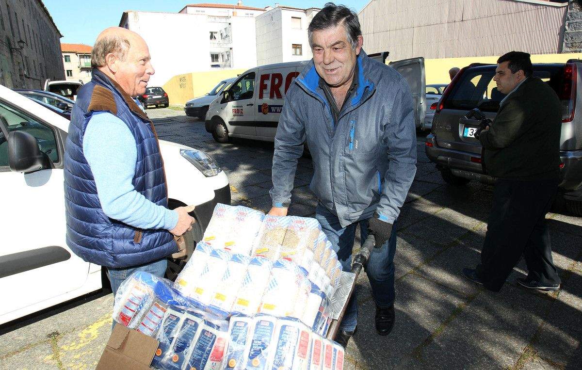 A asociación cultural O Torreiro, de Forzáns, entrega alimentos no comedor de San Francisco