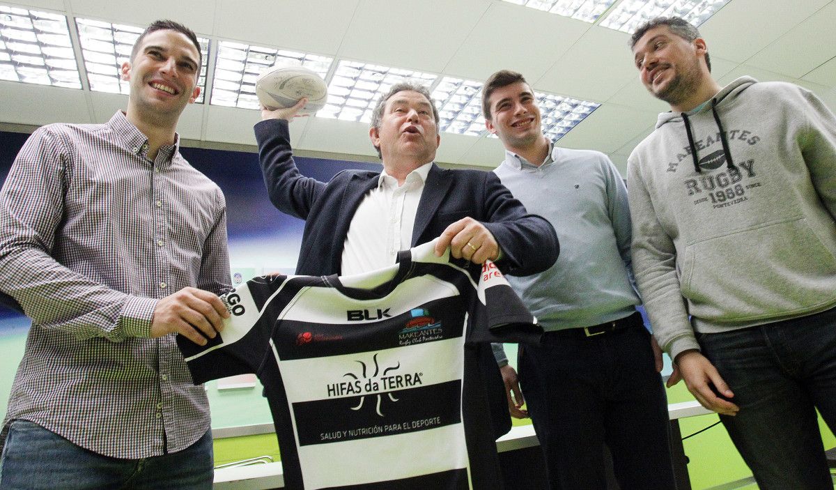 O alcalde de Pontevedra con integrantes do Mareantes Rugby Clube