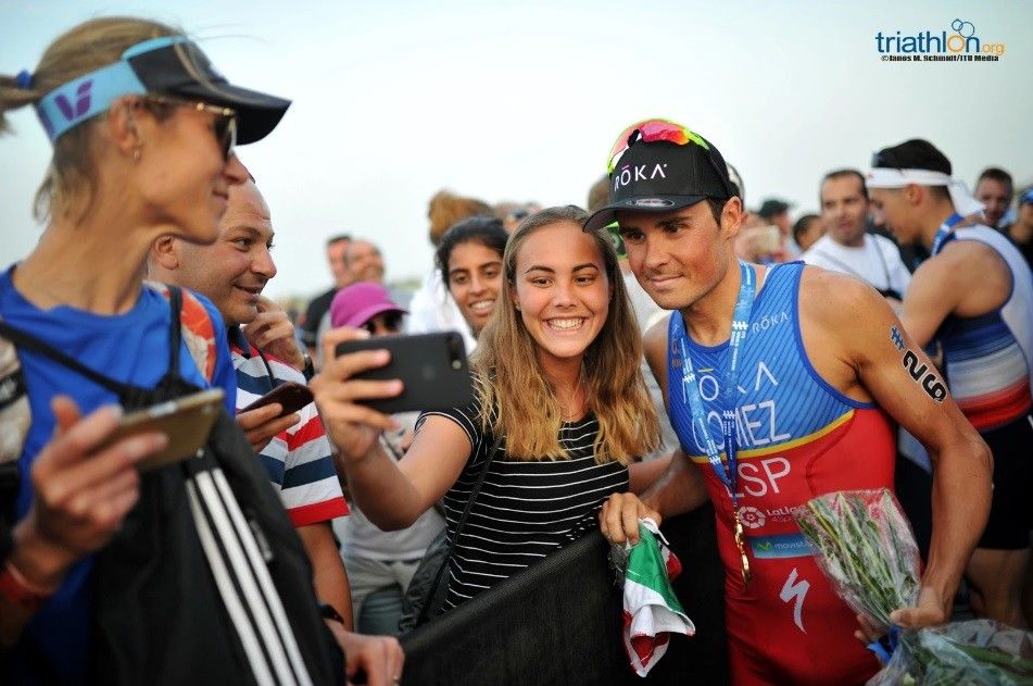 Gómez Noya tras vencer en la prueba de las Series Mundiales de Abu Dhabi