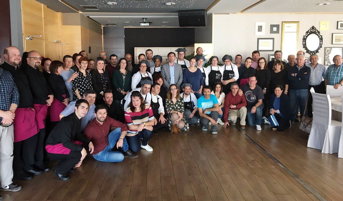Participantes no obradoiro de hostelería con representantes do sector turístico de Sanxenxo
