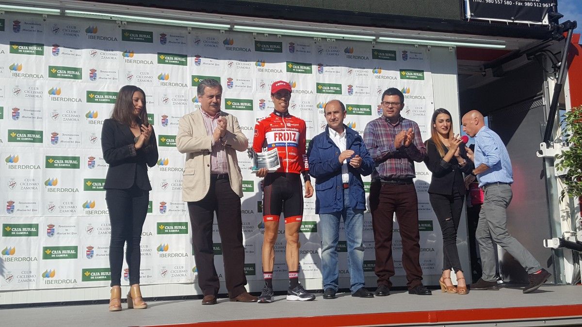 Pedro Merino en el podio de vencedor del Trofeo Iberdrola