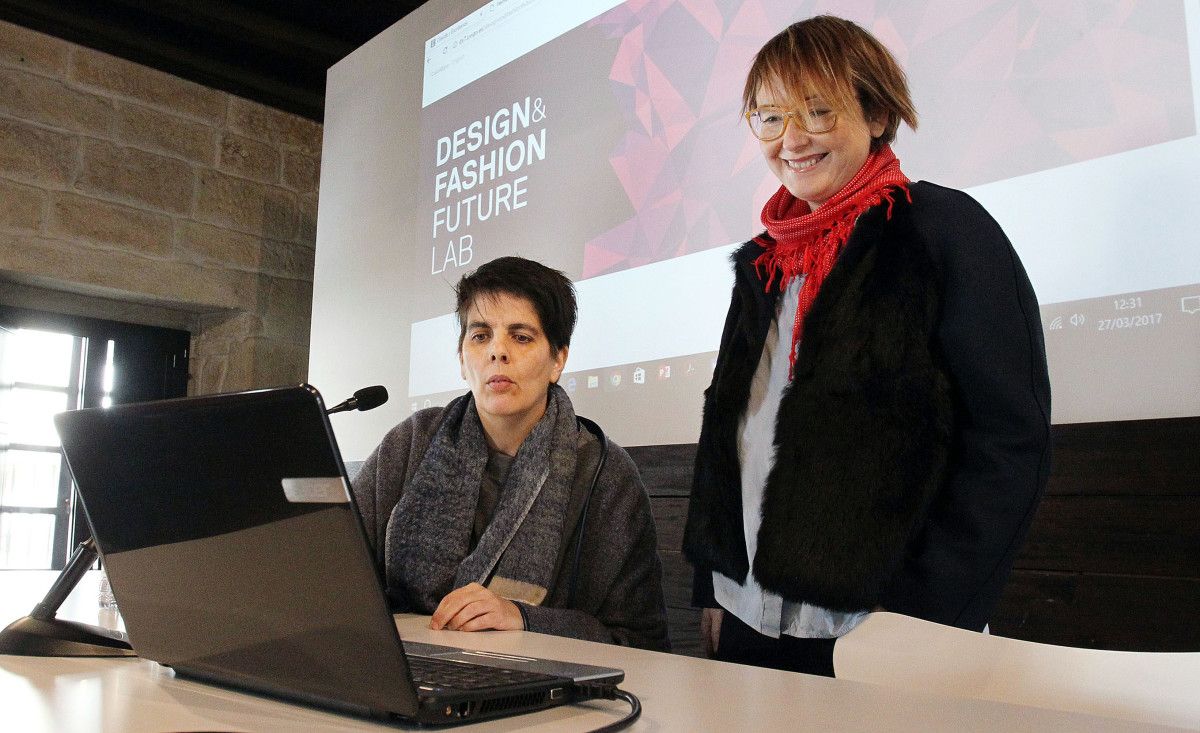 Silvia García, decana de la Facultade de Belas Artes y Lola Dopico, investigadora principal del grupo DX7