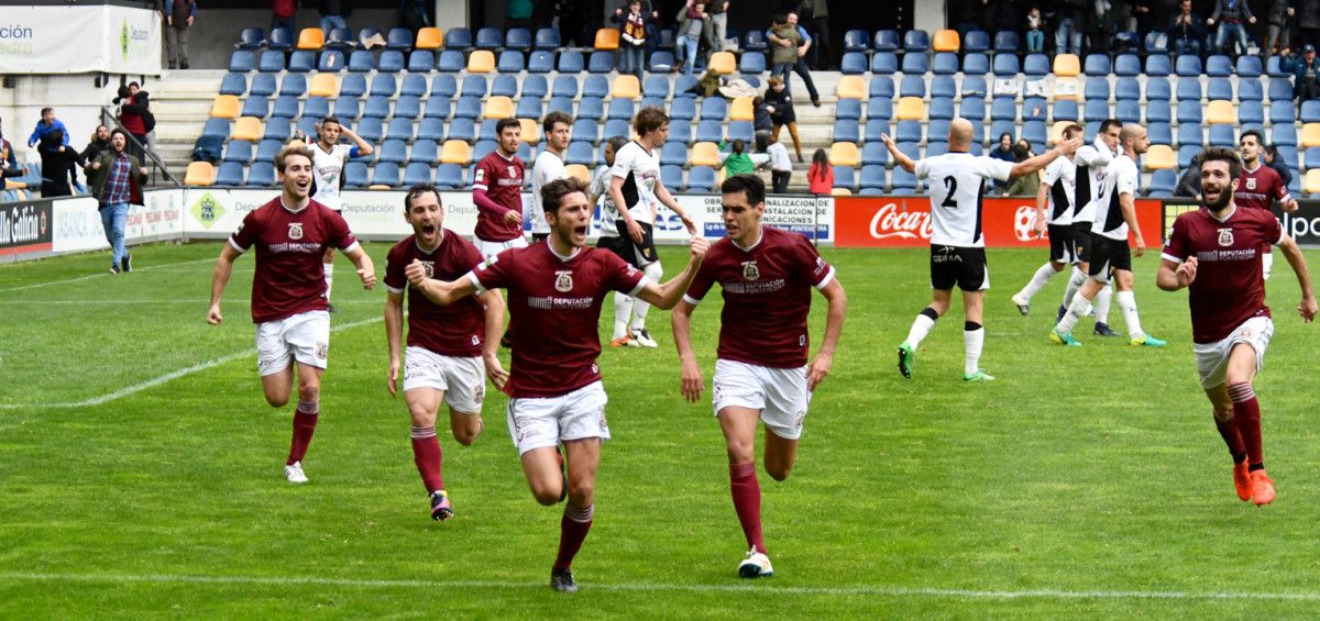Bruno celebra o gol da vitoria do Pontevedra sobre o Tudelano en Pasarón
