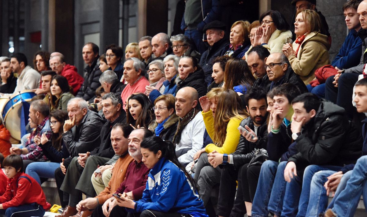 Bancada do Pavillón Municipal durante o partido entre Teucro e Torrelavega