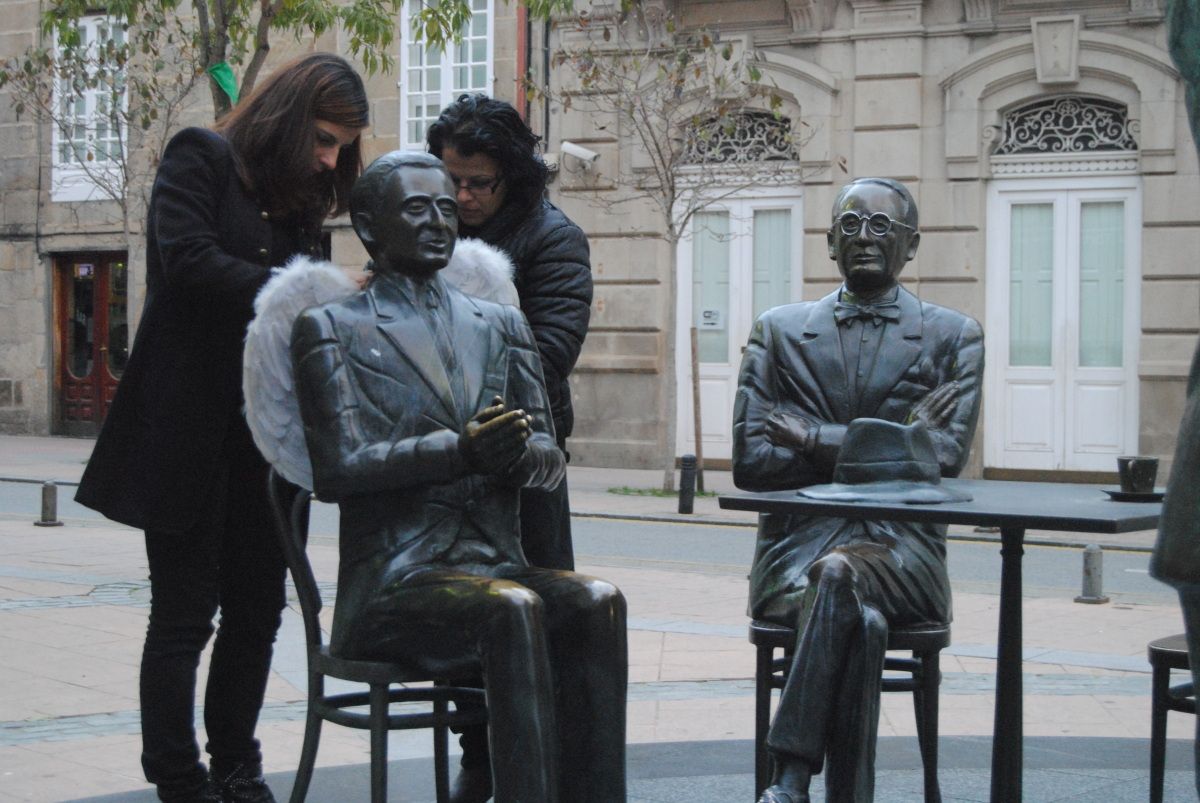 Intervención en las estatuas de Pontevedra para promocionar la obra 'Anxeliños' de Vidal Bolaño 