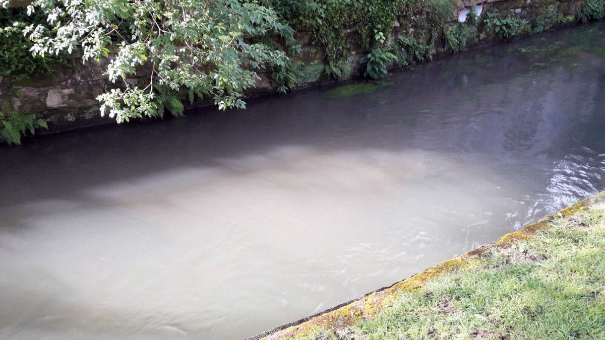 Vertedura de cor esbrancuxada no río Gafos