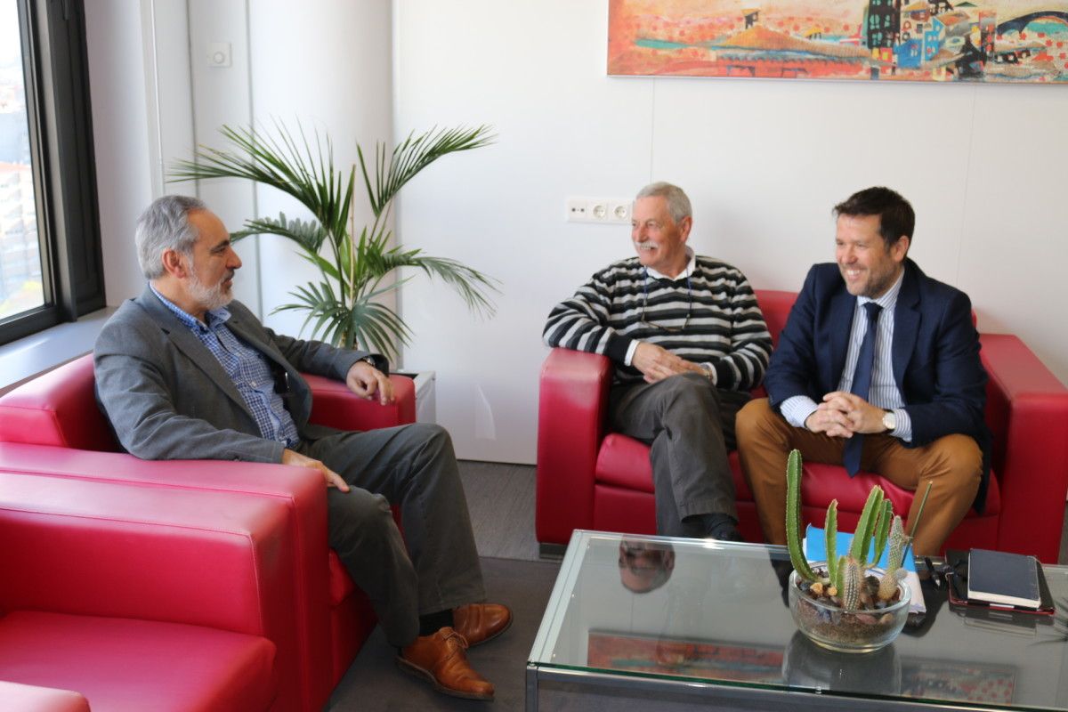 Julio Sayáns, alcalde de Campo Lameiro, con Cores Tourís y Perfecto Rodríguez