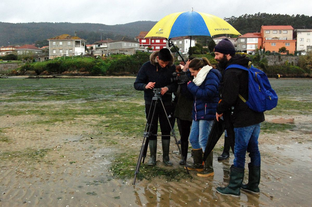 Alumnos del IES de Poio rodando una película sobre las mariscadoras