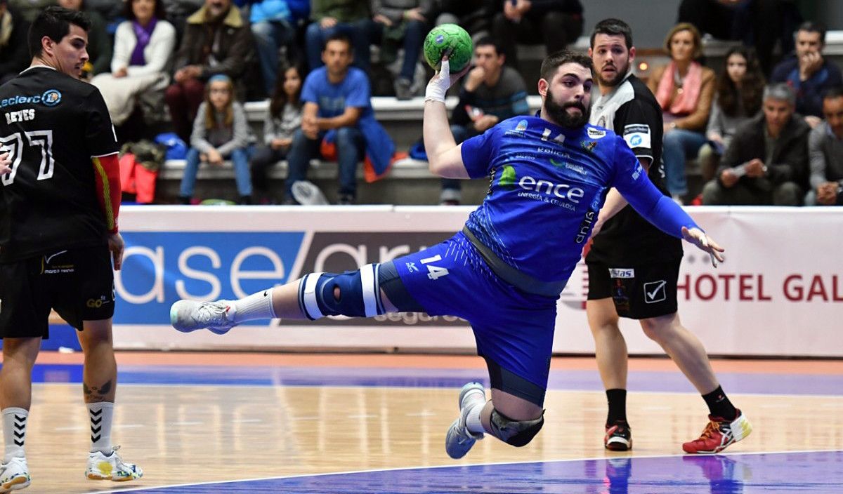 Samu Gómez no partido entre Teucro e Alarcos da tempada 2016/2017