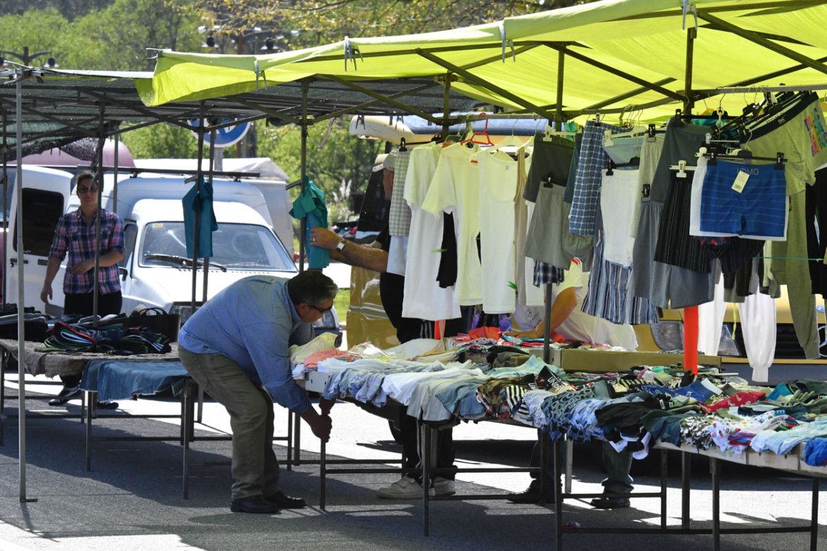 Instalación dos postos no mercado ambulante de Barro 