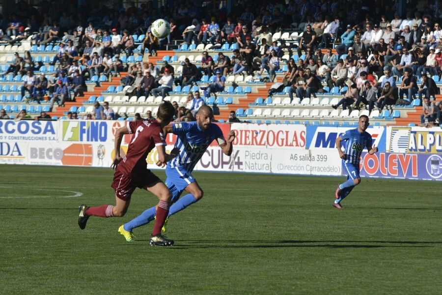 Partido entre Ponferradina e Pontevedra no Toralín