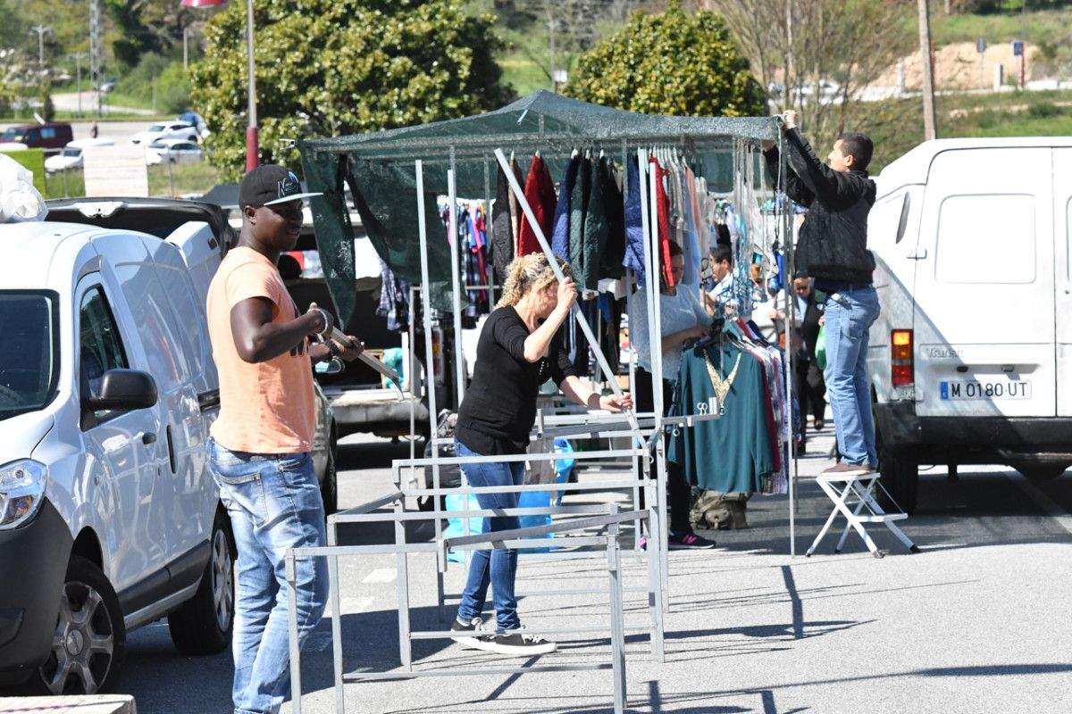 Instalación de los puestos en el mercadillo de Barro
