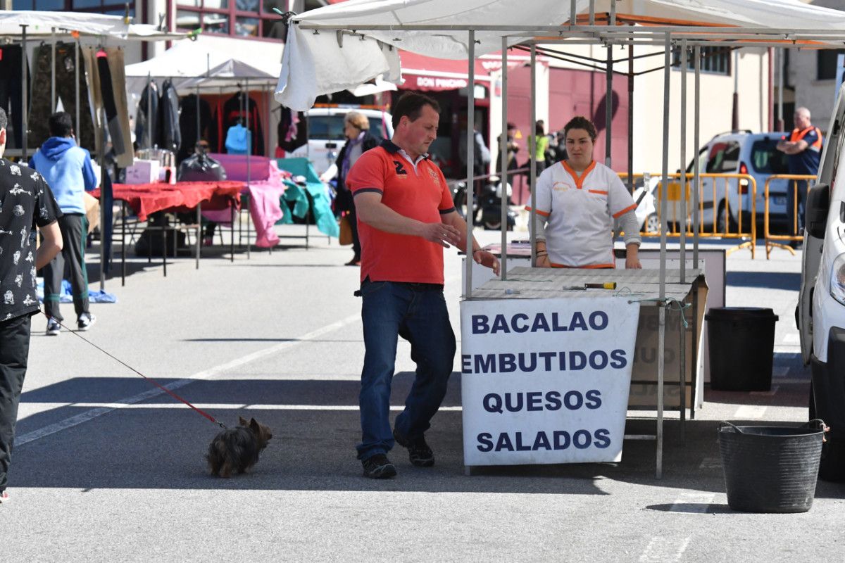 Instalación dos postos no mercado ambulante de Barro 