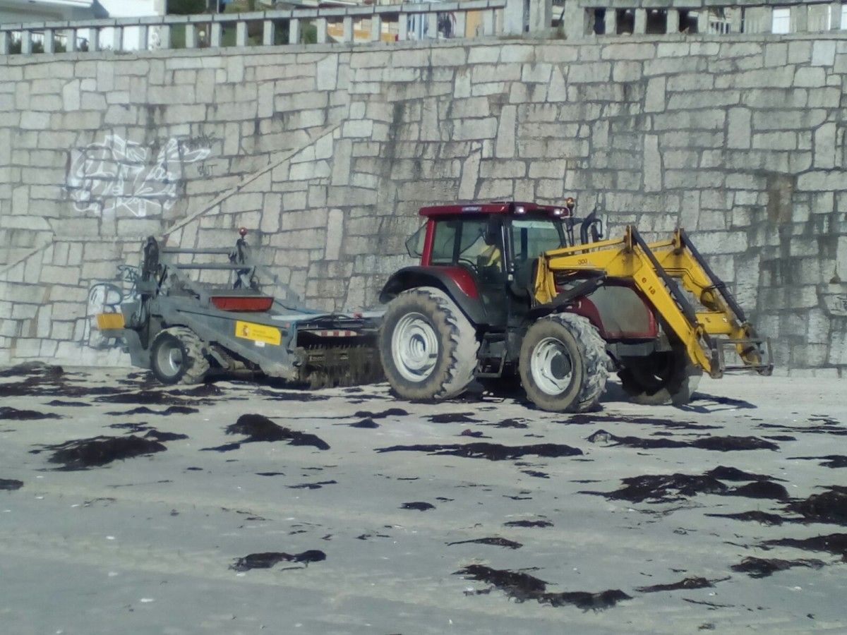 Máquina limpiando la playa de Silgar