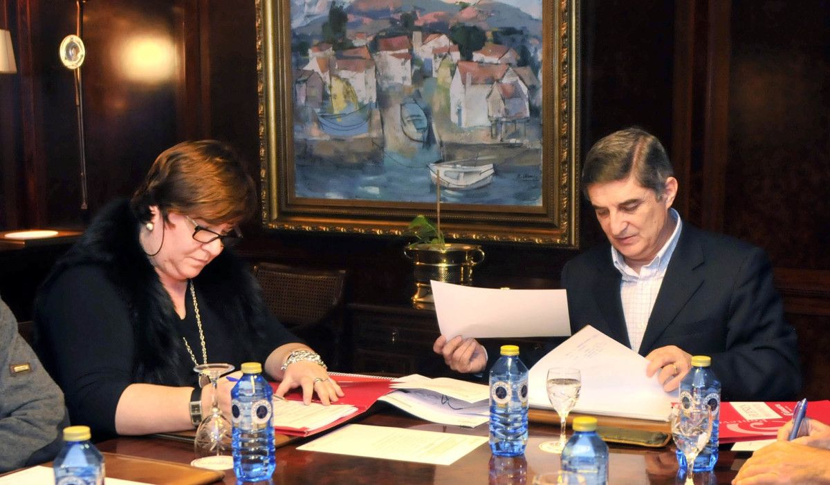 Charo Lorenzo e Gómez Rivera nun Pleno da Cámara de Comercio de Pontevedra