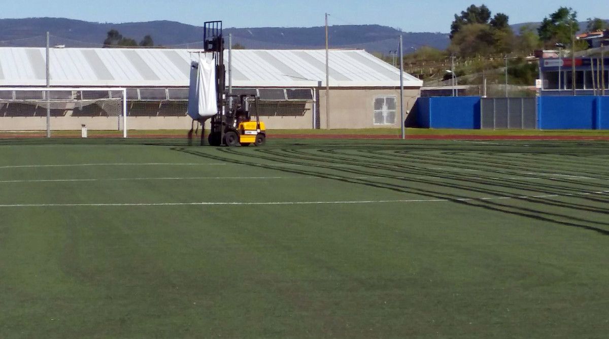 Traballos de mantemento no Estadio Municipal de San Pedro