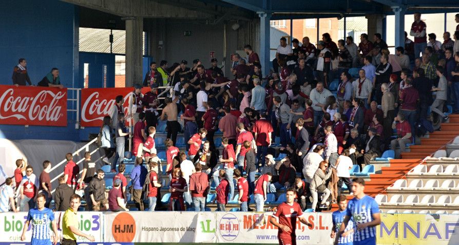 Pequeño altercado en la grada de aficionados del Pontevedra en El Toralín