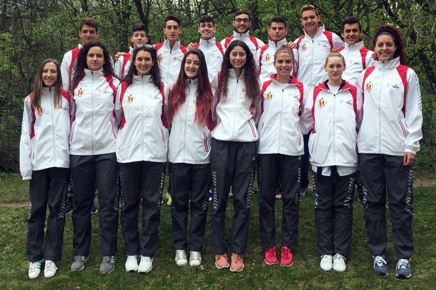 Arlet Ortiz (abaixo, segunda á dereita), coa sección española sub-21 en Sofía