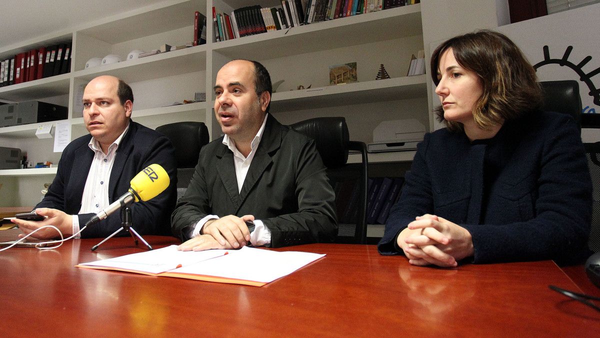 Anselmo Villanueva, Manuel Abelleira e María Pierres, na sede do Colexio de Arquitectos en Pontevedra