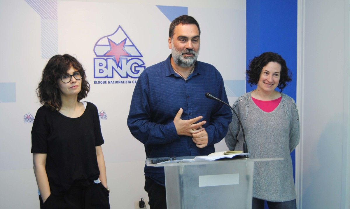 Anabel Gulías, Demetrio Gómez y Eva Villaverde, en la sede comarcal del BNG