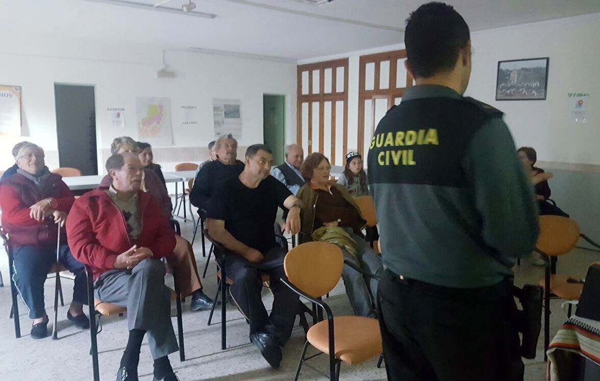 Charla informativa da Garda Civil para maiores en Poio