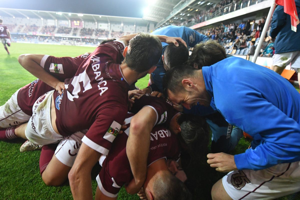 Os xogadores do Pontevedra celebran o gol do empate ante a Cultural Leonesa en Pasarón