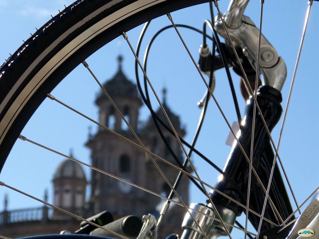 Capela da Peregrina vista entre os radios dunha bicicleta