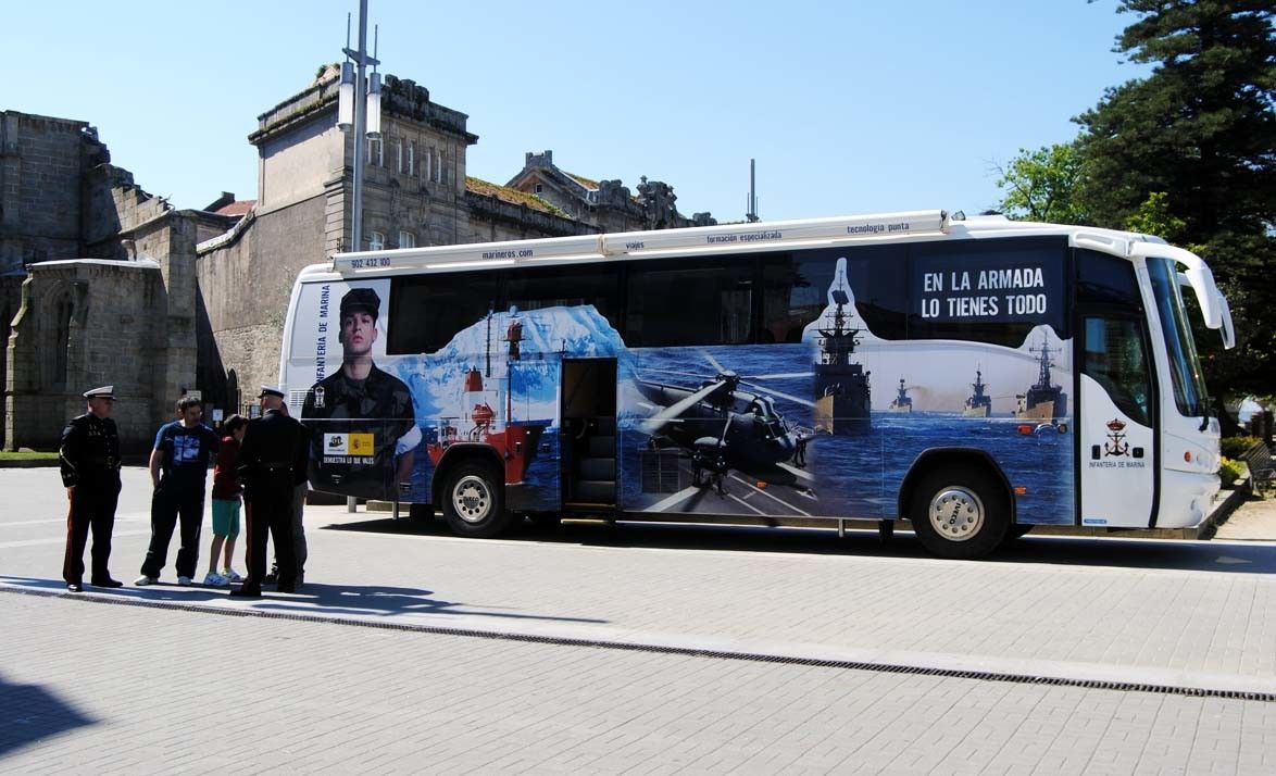Autobús de información das Forzas Armadas en Pontevedra