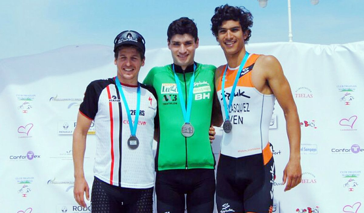 Pablo Dapena (izquierda) en el podio del Campeonato Gallego de Duatlón