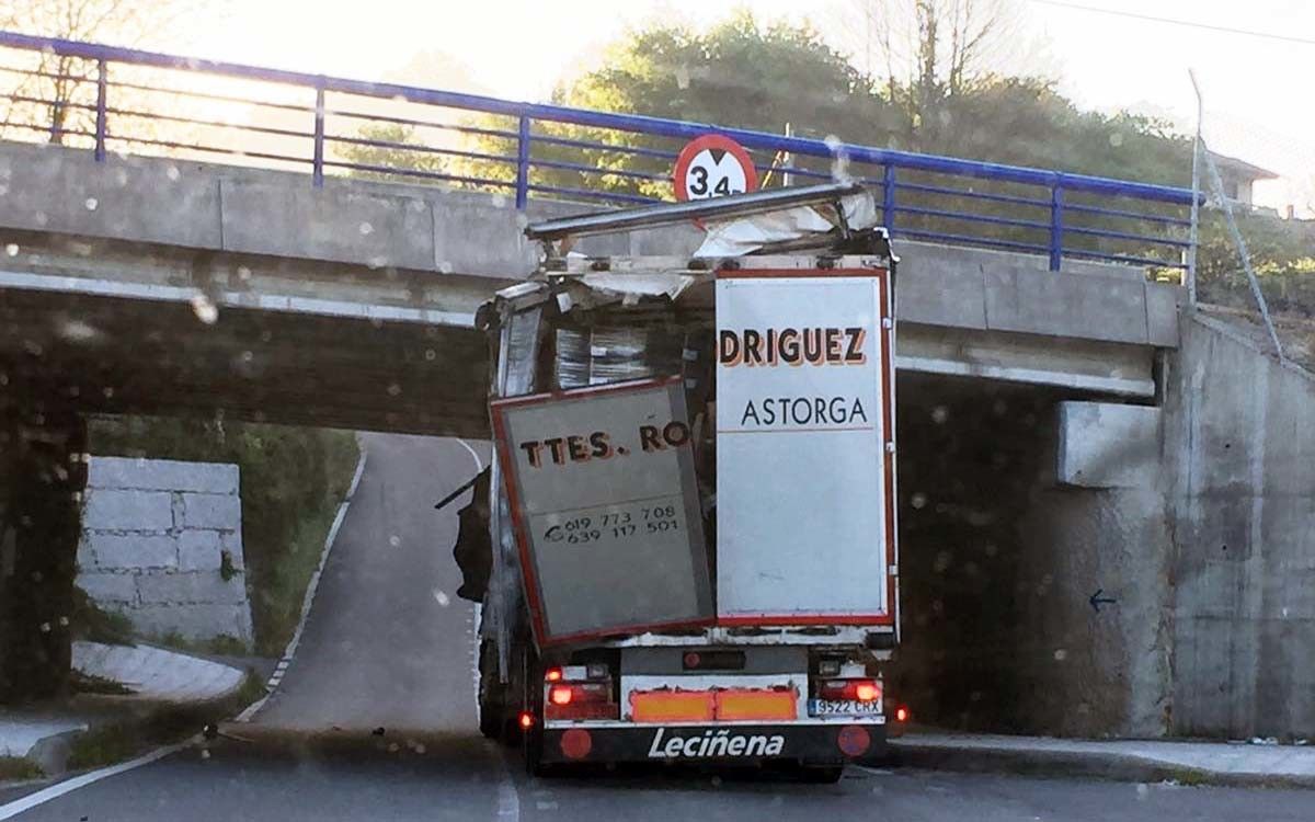 Camión que impactó contra el puente del tren en San Caetano