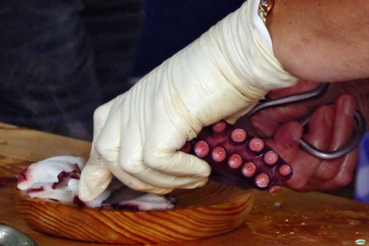 Una persona cortando pulpo