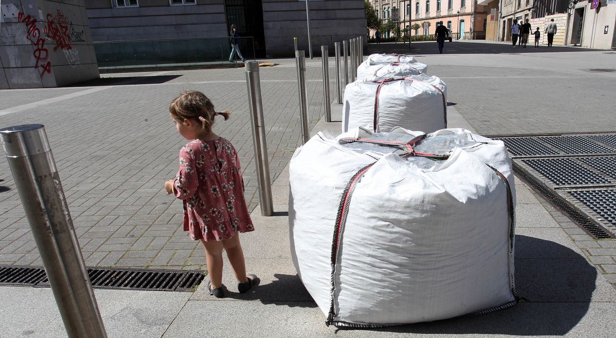 Sacos de grava instalados en la plaza de España